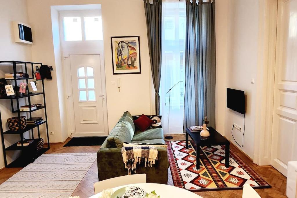 Travelers Award Winning Place In The Heart Of Budapest Apartment Kamilla Esterno foto
